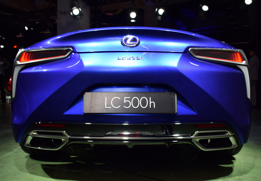 リヤビューもスピンドルを採用