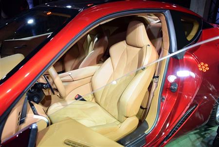 レザーとアルカンターラを使用した高級スポーツシート