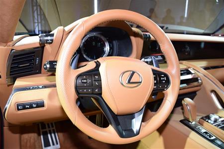 ＬＣ５００のステアリングホイールとインパネ周り