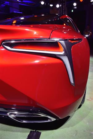 ＬＣ５００のテールランプと下に伸びるターンシグナル