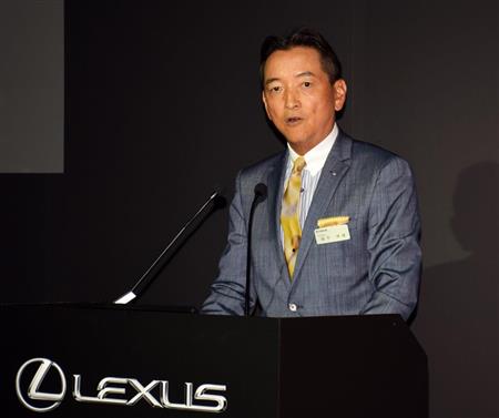 レクサスの新体制について説明する、レクサスの福市得雄プレジデント