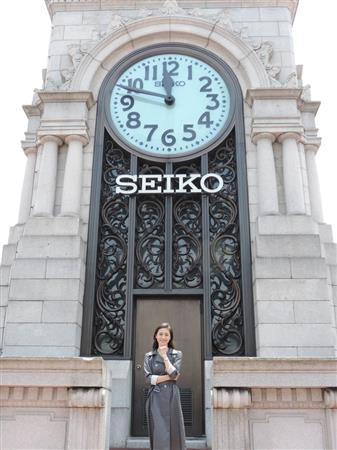 「グランドセイコーレディス」新ＣＭ発表会に出席した天海祐希は和光の時計塔をバックに笑顔＝２０日、東京・銀座