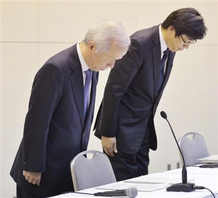 「炉心溶融という言葉を使うな」と社内に指示していた問題について謝罪する東京電力の広瀬直己社長（左）と、姉川尚史常務＝２１日午後、東京・内幸町の同社本社