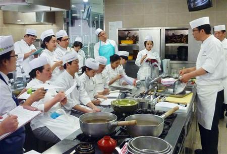 ソウルの「ナカムラアカデミー」で和食を学ぶ生徒ら＝４月（共同）