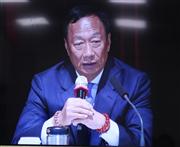 モニター中継で報道陣に公開された株主総会でシャープ買収の意義を強調する鴻海精密工業の郭台銘会長＝台湾・新北市