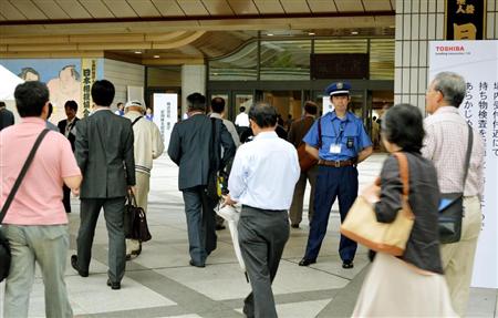 東芝の株主総会に向かう株主ら＝２２日午前、東京都墨田区