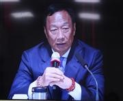 モニター中継で報道陣に公開された株主総会でシャープ買収の意義を強調する鴻海精密工業の郭台銘会長＝２２日、台湾・新北市（石川有紀撮影）