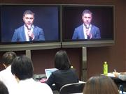 ソフトバンクグループ株主総会で副社長退任のあいさつをするニケシュ・アローラ氏＝２２日、東京都千代田区