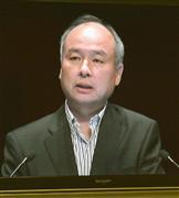 モニター画面に映し出された、株主総会であいさつするソフトバンクグループの孫正義社長＝２２日午前、東京都千代田区