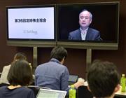 モニター画面に映し出された、株主総会であいさつするソフトバンクグループの孫正義社長＝２２日午前、東京都千代田区