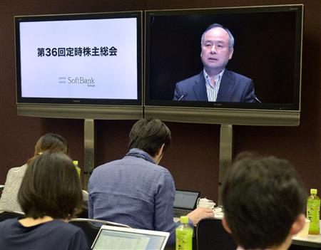モニター画面に映し出された、株主総会であいさつするソフトバンクグループの孫正義社長＝２２日午前、東京都千代田区