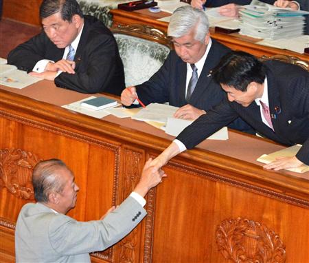 衆院本会議で内閣不信任決議案の投票後、塩崎恭久厚労相（右）と握手する自民党の鳩山邦夫氏＝５月３１日午後、国会（斎藤良雄撮影）