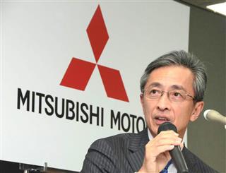 ２０１７年３月期業績を発表する三菱自動車の黒井義博常務執行役員＝２２日、東京都港区