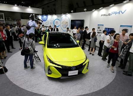 ６月１５日、東京で開かれた展示会に出展されたトヨタのプリウスＰＨＶ（ＡＰ）