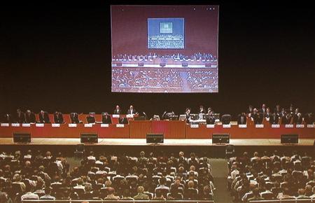 シャープ株主総会が始まり、壇上の社長・役員が謝罪をする＝２３日午前、大阪市西区（前川純一郎撮影）