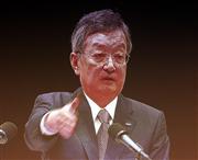 株主からの質問をうながす高橋興三社長＝２３日午前、大阪市西区（前川純一郎撮影）