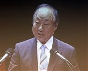 総会で発言する野村勝明副社長。「シャープの名前は残る」と強調した＝２３日午前、大阪市西区（前川純一郎撮影）