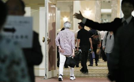 大戸屋ホールディングスの株主総会に向かう株主ら＝２３日午前、東京都内のホテル