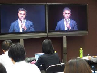 ソフトバンクグループ株主総会で副社長退任のあいさつをするニケシュ・アローラ氏＝２２日、東京都千代田区