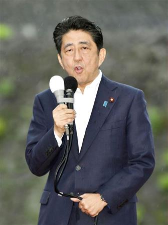 参院選が公示され、第一声を上げる自民党総裁の安倍晋三首相＝２２日、熊本市中央区