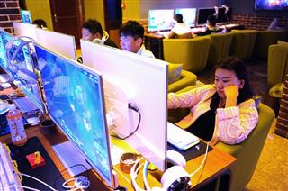 中国安徽省でインターネットカフェを利用する女性ら＝２０１５年１１月（ＶＣＧ提供・ゲッティ＝共同）