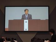 三菱自動車の株主総会で話す益子修会長を映したモニター画面＝２４日、千葉市美浜区中瀬の幕張メッセ（会田聡撮影）