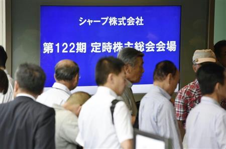 シャープの株主総会会場に入る株主ら＝２３日、大阪市