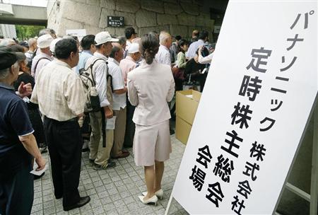 パナソニックの株主総会に向かう株主ら＝２４日午前、大阪市
