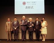 プレゼンターと受賞者。（左から）全国和菓子協会専務理事の藪光生氏、オレンジページ取締役出版事業本部本部長編集主幹の杉森一広氏、豊島屋社長の久保田陽彦氏、一六本舗代表取締役の玉置泰氏、ＡＧＦ社長の横山敬一氏、アナウンサーの渡辺真理さん