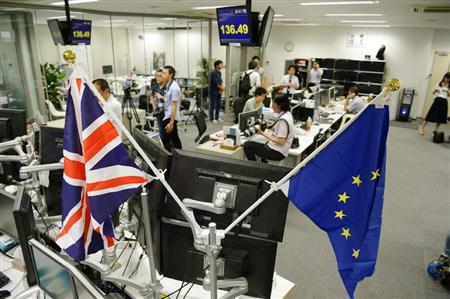 ＥＵと英国の旗が置かれた外国為替取引専門業者のオフィス＝２４日午後、東京・東新橋の外為どっとコム
