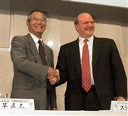 富士通と米マイクロソフトの業務提携を発表する秋草直之氏（左）＝２０００年９月