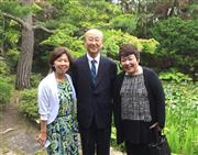 飛鳥ＩＩの日本一周グランドクルーズで訪れた小玉醸造の小玉真一郎社長夫妻と筆者（右）＝２０日、秋田県潟上市