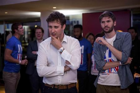 「離脱」優勢の報に接し、浮かない表情のＥＵ残留派の人々＝２４日、ロンドン（ロイター）