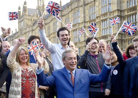 ＥＵ離脱派が勝利した国民投票の結果を喜ぶ英独立党のファラージ党首（前列中央）ら＝２４日、ロンドン（ロイター＝共同）