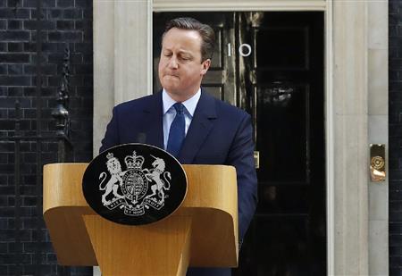 英国民投票でＥＵ離脱派が勝利したことを受け、辞意を表明するキャメロン首相＝２４日、ロンドンの首相官邸前（ロイター＝共同）