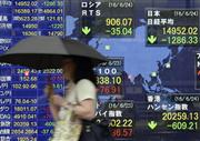 英国のＥＵ離脱派の勝利を受け、大幅下落した日経平均株価の終値などを表示するボード＝２４日午後、東京・八重洲