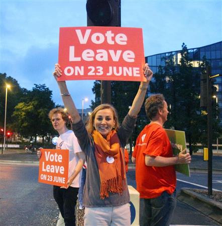 ２３日、ロンドン中心部で、投票締め切り時刻ぎりぎりまでＥＵ離脱を訴える運動員（共同）