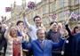 ＥＵ離脱派が勝利した国民投票の結果を喜ぶ英独立党のファラージ党首（前列中央）ら＝２４日、ロンドン（ロイター＝共同）