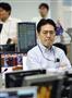 急激な円高が進み、厳しい表情でモニターを見つめる為替ディーラー＝２４日午前、東京・丸の内の三菱ＵＦＪ信託銀行本店