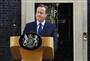 英国民投票でＥＵ離脱派が勝利したことを受け、辞意を表明するキャメロン首相＝２４日、ロンドンの首相官邸前（ロイター＝共同）