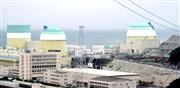 核燃料装荷作業が始まった四国電力伊方原発３号機（右奥）＝２４日午前、愛媛県伊方町