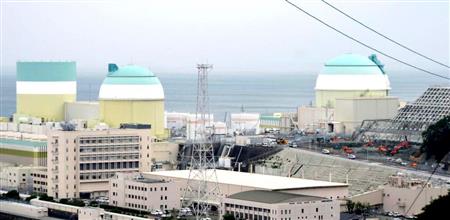 核燃料装荷作業が始まった四国電力伊方原発３号機（右奥）＝２４日午前、愛媛県伊方町