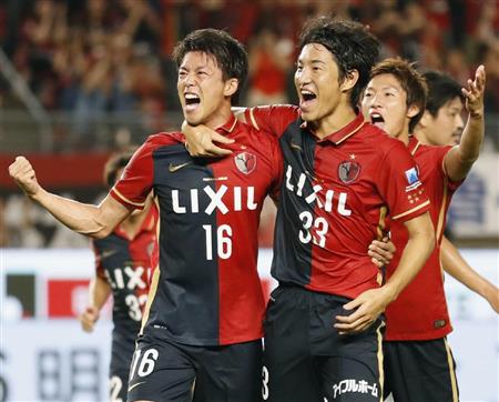 鹿島－福岡前半、先制ゴールを決め金崎（３３）らと喜ぶ鹿島・山本＝カシマ