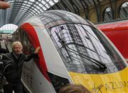 日立製作所が納入した英高速鉄道「あずま」＝英キングス・クロス駅（岡部伸撮影）