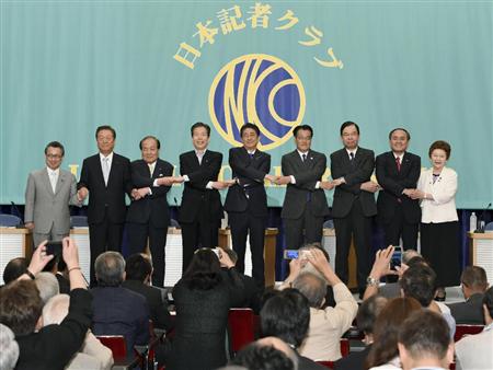 参院選に向けた討論会に臨む（左から）新党改革の荒井代表、生活の党の小沢共同代表、おおさか維新の会の片山共同代表、公明党の山口代表、自民党総裁の安倍首相、民進党の岡田代表、共産党の志位委員長、社民党の吉田党首、日本のこころを大切にする党の中山代表＝２１日午後、東京・内幸町の日本記者クラブ