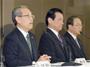 記者会見する東芝の綱川智副社長（左）と志賀重範副社長（中央）と室町正志社長＝5月6日午後、東京都港区