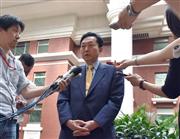 ２６日、中国・北京市内のホテルで記者団の取材に応じる鳩山由紀夫元首相（西見由章撮影）