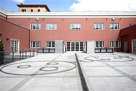 Satoshi Hirose, Senza titolo (13 Anelli), 2016. Acciaio. ca. 1000 x 1500 xh 350 cm.Courtesy Limiti inchiusi arte contemporanea, Limosano e Fondazione MoliseCultura, Campobasso.Foto: Tartaruga.  (c)2016 Satoshi Hirose All Rights Reserved.