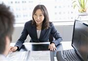 顧客の相談に応じる独立系ファイナンシャルアドバイザー（ガイア提供）
