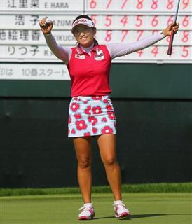 １８番でウイニングパットを決め、喜ぶイ・ボミ＝カメリアヒルズＣＣ（長尾みなみ撮影）